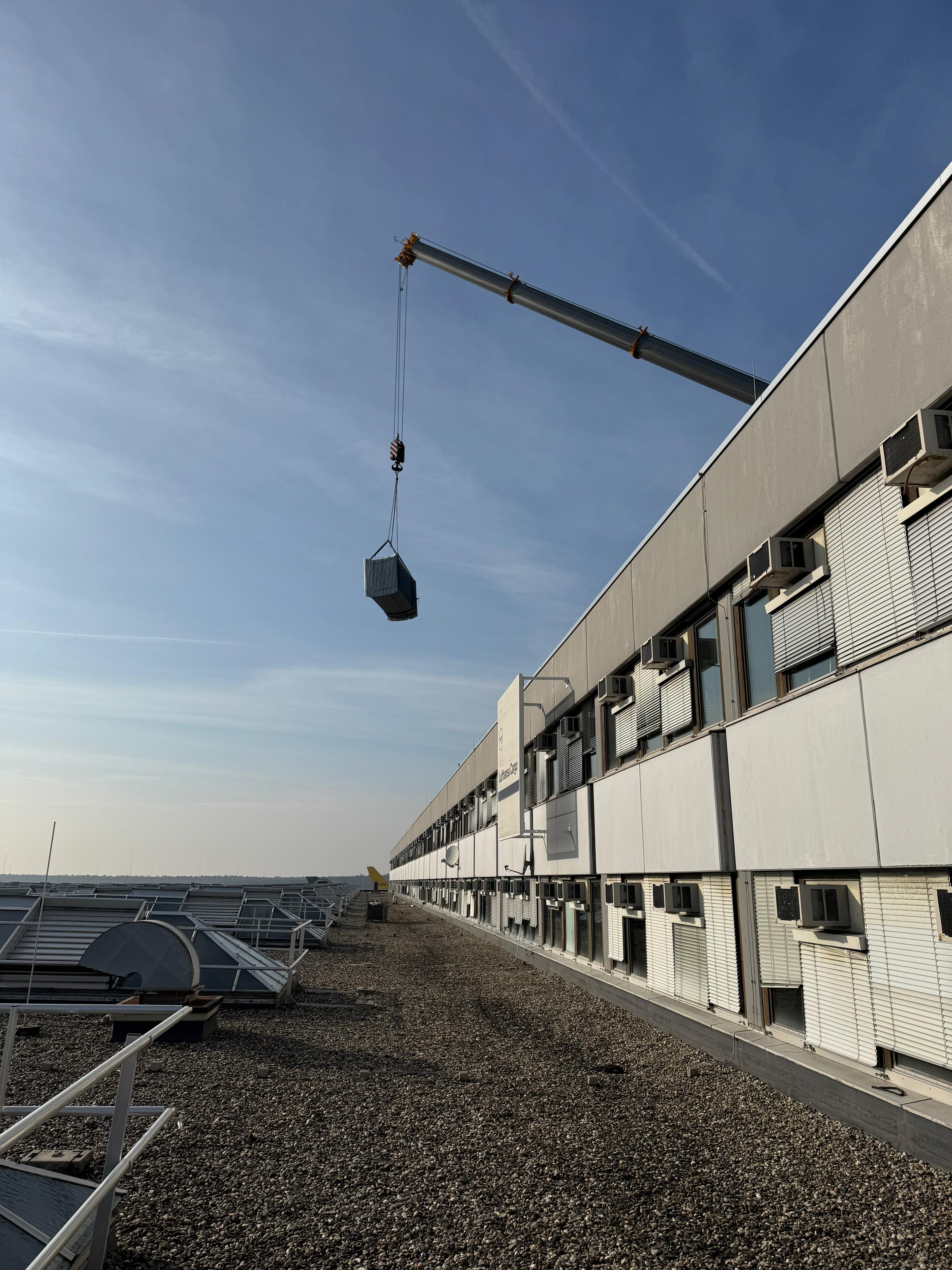 Bauzaun mit Kran Fraport Frankfurt Schwebender Bauzaun